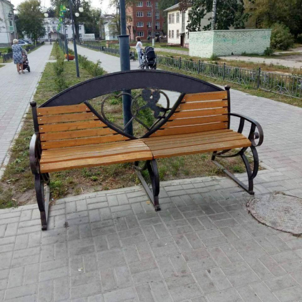 Скамья на металлическом каркасе