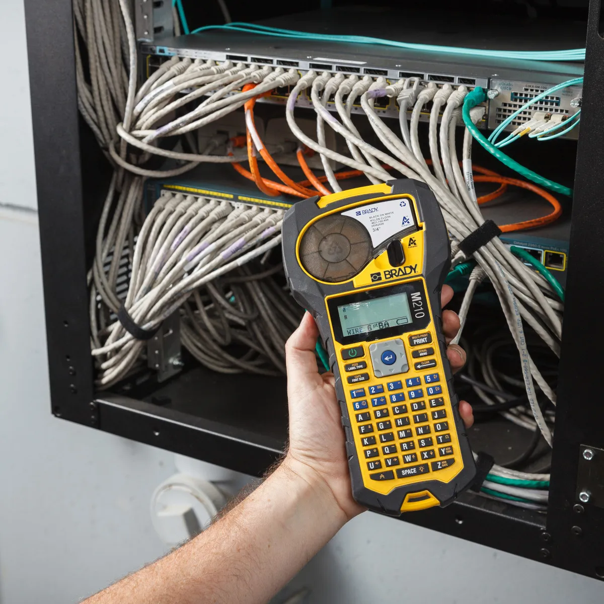 BRADY M210 - 通用热转印标签打印机，用于标记电气和电信设备、数据处理和传输系统 — 图片 2
