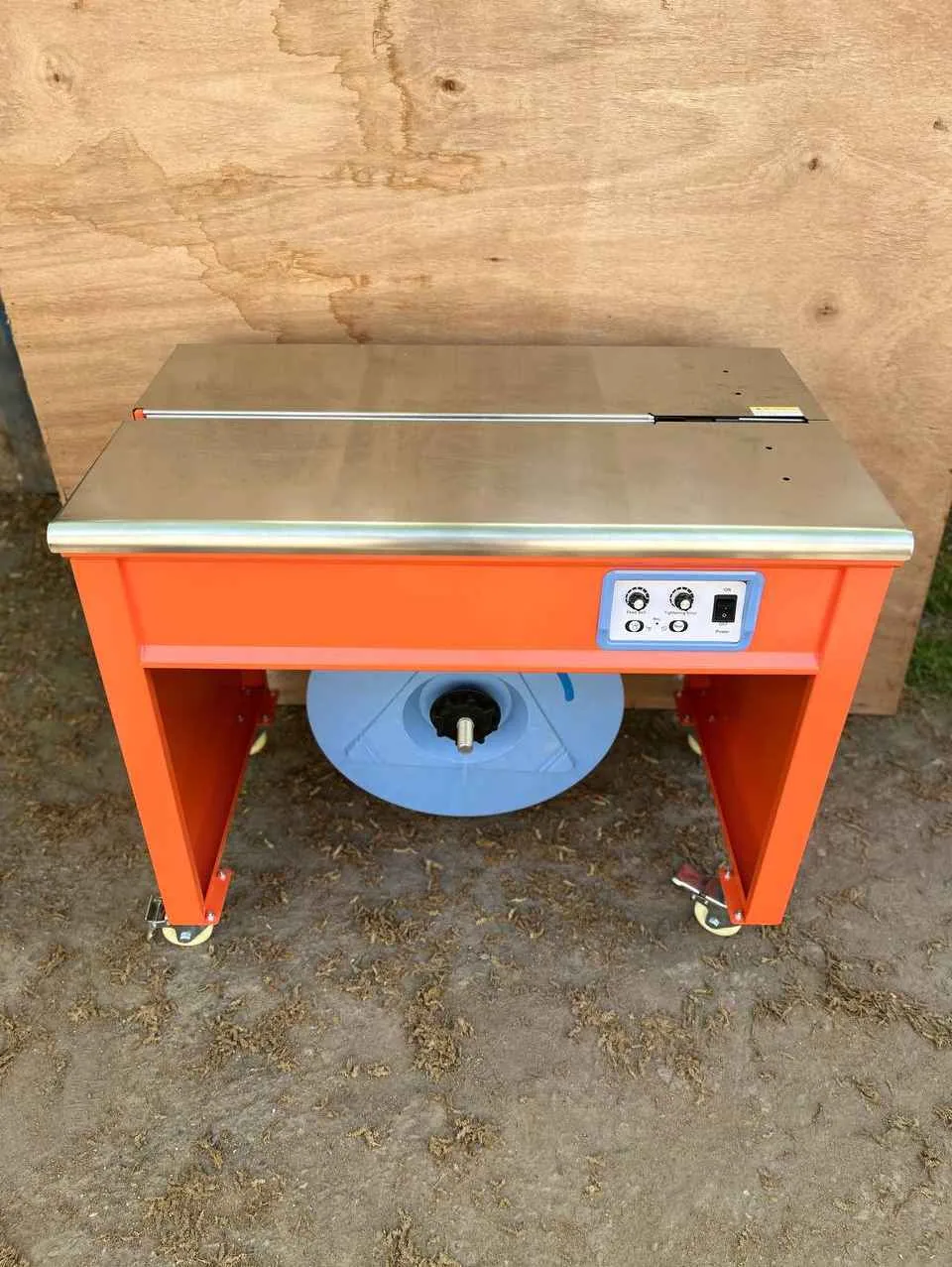 Semi-automatic packaging machine with double motor, for strapping with polypropylene tape.