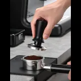 意式浓缩咖啡压粉器，带金属底座，黑色手柄，咖啡压实工具